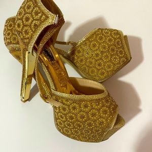 ‏Very beautiful Indian gold sandals